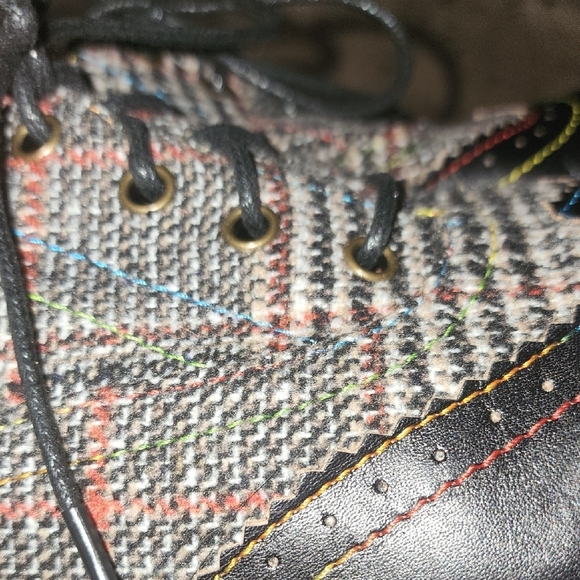 Stylish Plaid Flats with Black and Brown Accents - Picture 8 of 9